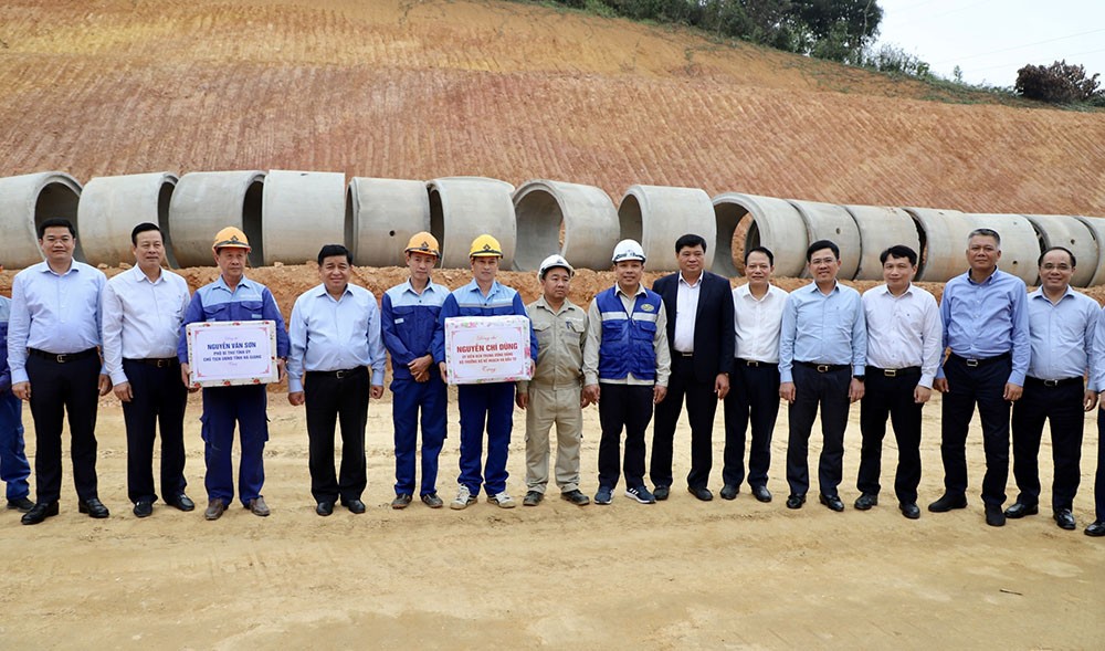 Bộ trưởng Nguyễn Chí Dũng cùng đoàn công tác tặng quà động, viên cán bộ, công nhân các nhà thầu đang thi công trên công trường Dự án. (Ảnh: MPI)