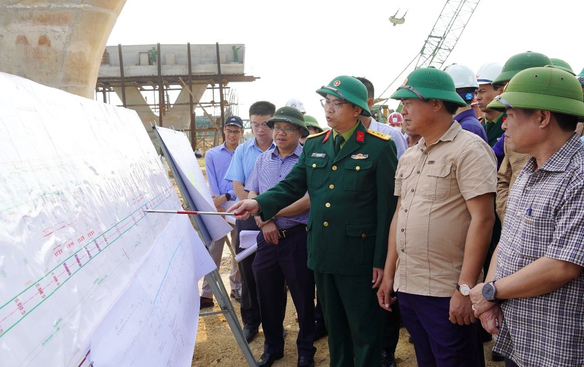 Chủ tịch UBND tỉnh Quảng Trị Võ Văn Hưng (thứ hai phải ảnh) và Phó chủ tịch UBND tỉnh Quảng Trị Lê Đức Tiến (thứ tư phải ảnh) kiểm tra tiến độ thi công cầu Thạch Hãn 1 thuộc dự án Đường ven biển kết nối Hành lang Kl992 cổng game cá cược Đông - Tây