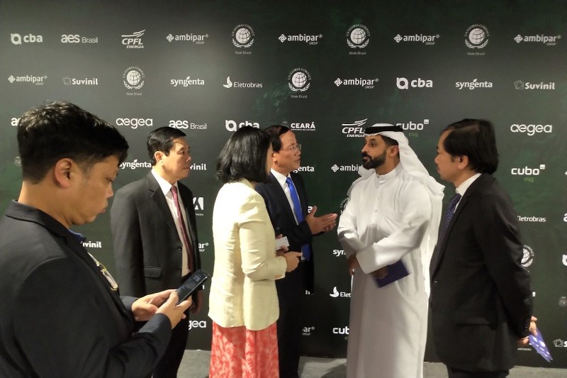 Chủ tịch UBND tỉnh Bình Định gặp gỡ ông Ahmed Bin Sulayem, tỷ phú, Chủ tịch kiêm Tổng giám đốc Kl994 game bài casino hấp dẫn DMCC (áo trắng) và mời đến địa phương. Ông Ahmed Bin Sulayem đã nhận lời mời này. Ảnh: IPC Bình Định.