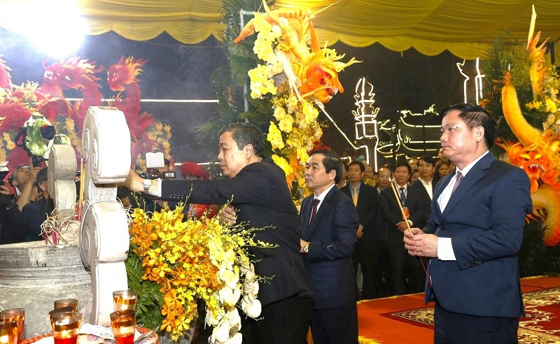 Lãnh đạo tỉnh Thái Bình dâng hương tưởng niệm các vị vua triều Trần.