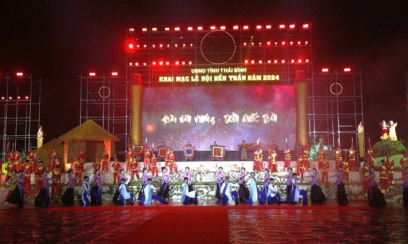 Vở diễn Hùng oanh một cõi trời Nam, tái hiện quá trình phát tích của vương triều Trần.