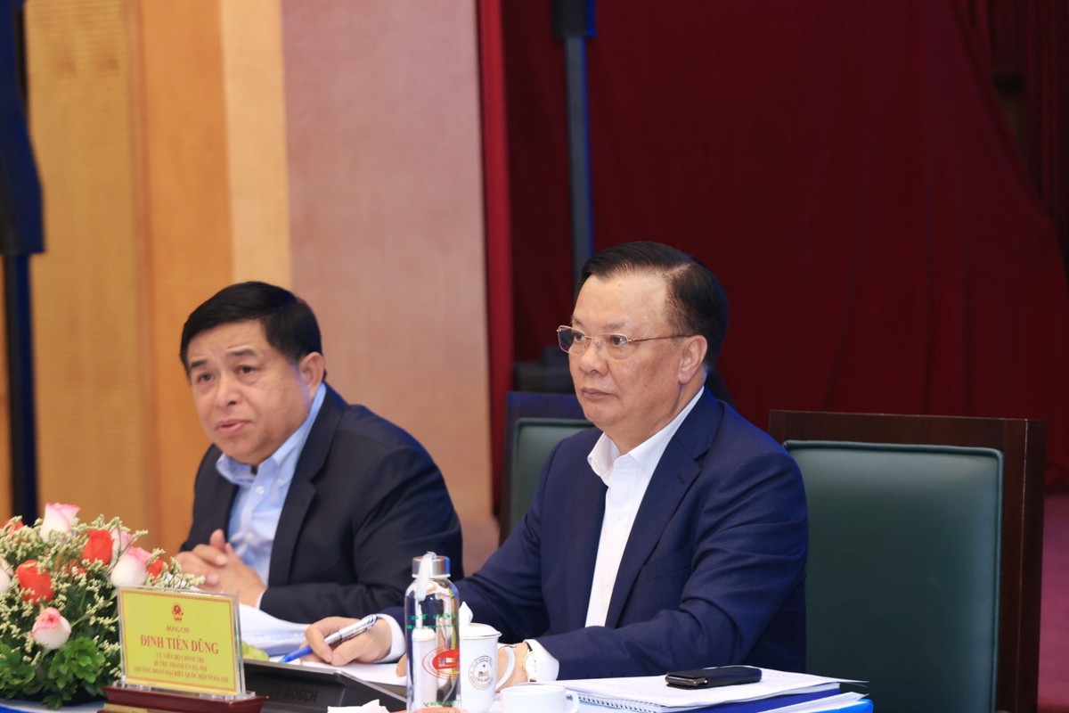 Ủy viên Bộ Kl991.com tải ứng dụng, Bí thư Thành ủy Hà Nội Đinh Tiến Dũng và Ủy viên Trung ương Đảng, Bộ trưởng Bộ Kế hoạch và Kl99ok phiên bản mới Nguyễn Chí Dũng chủ trì phiên họp. (Ảnh: Đức Trung)
