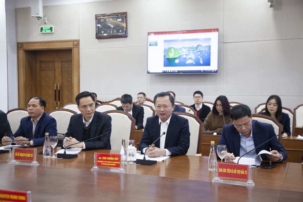 Ông Cao Tường Huy, Chủ tịch UBND tỉnh Quảng Ninh phát biểu tại buổi làm việc. Ảnh: Báo Quảng Ninh