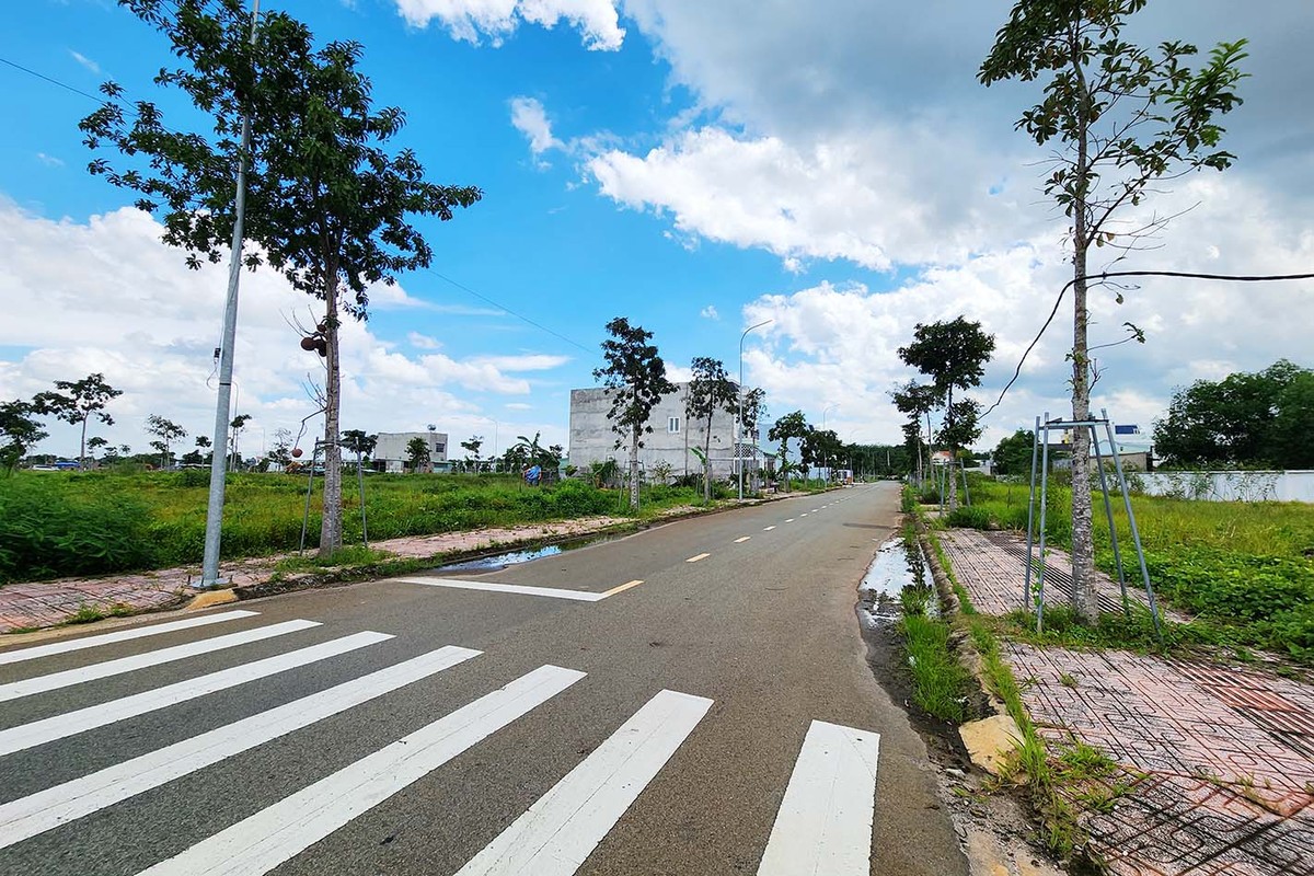 Ghi nhận thực tế tại dự án thì hoàn toàn trái ngược, bên cạnh những tuyến đường đã dải nhựa chỉ có lác đác một vài ngôi nhà. Vỉa hè và những lô đất khác chỉ để cỏ mọc.