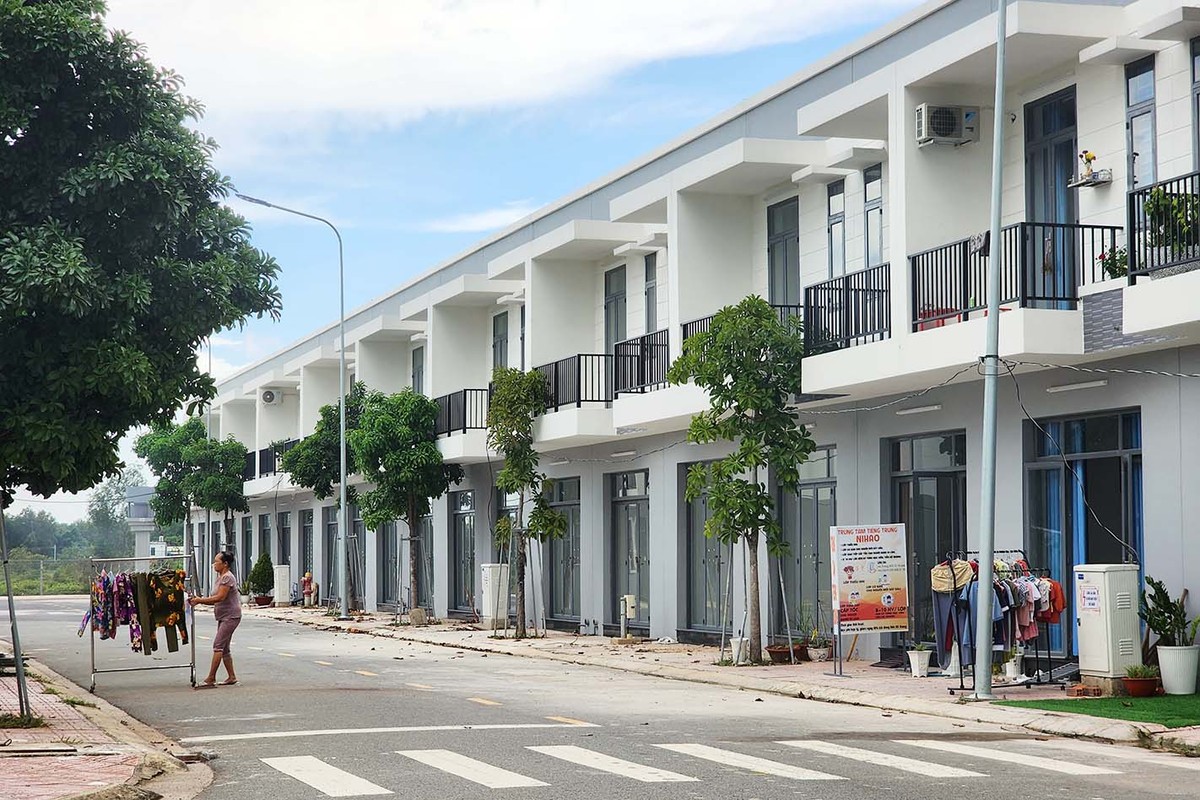 Dãy nhà ở Trang Chủ KL99Com Số 1 Link Đăng Ký KL999 nằm trong khu đất của dự án cũng chỉ có lác đác vài hộ gia đình dọn về ở.