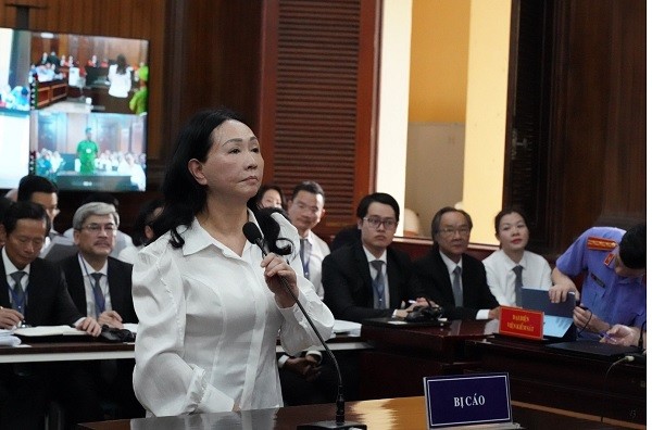 Bị cáo Trương Mỹ Lan trả lời Hội đồng xét xử tại tòa. (Ảnh: TTBC TP.HCM)