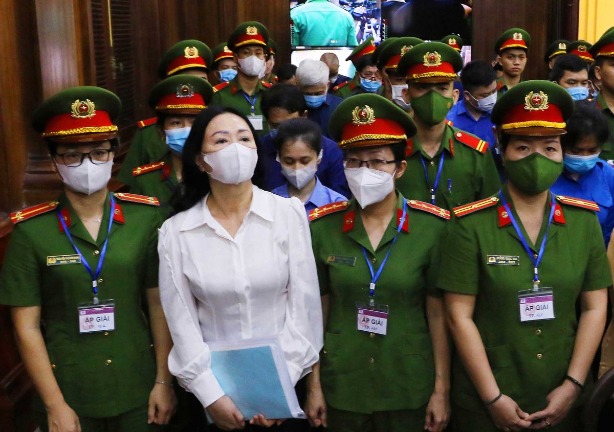 Bà Trương Mỹ Lan được áp giải tới tòa.