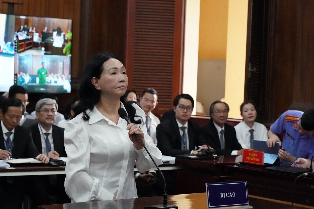Bị cáo Trương Mỹ Lan khai báo nhân thân trước tòa.