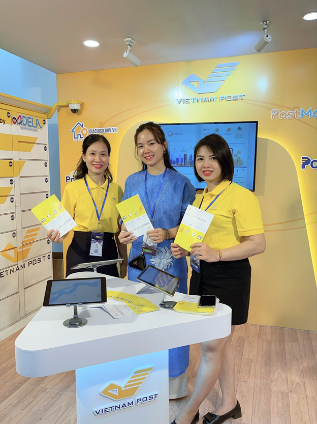 Chị Lê Thị Kiều Chinh chụp ảnh cùng CBNV Vietnam Post tại Triển lãm quốc tế đổi mới sáng tạo Việt Nam 2023
