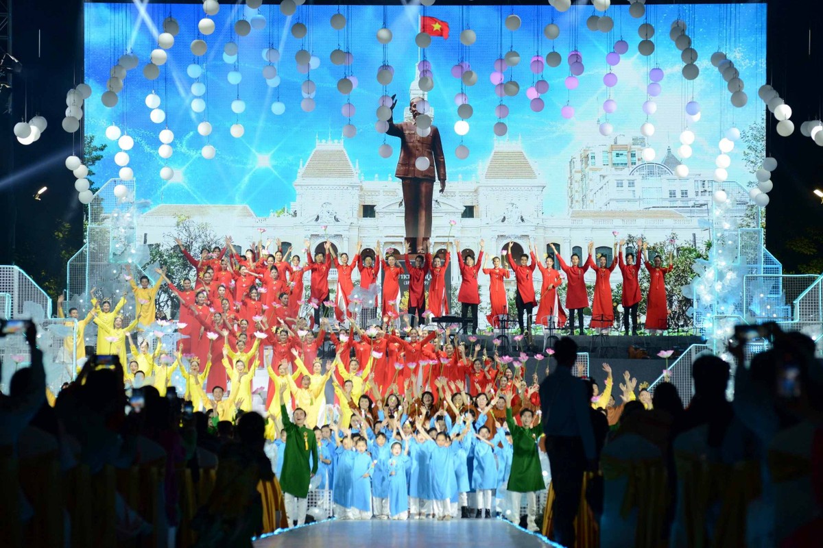 Trong đêm khai mạc, công chúng được thưởng thức các chương trình nghệ thuật với chủ đề “Áo dài - Tâm hồn Việt, văn hóa Việt” và “Áo dài ra thế giới” như: Bộ sưu tập Sắc màu di sản (nhà thiết kế Năm Tuyền), Họa Long điểm tinh (Viết Bảo), Rực rỡ phương Đông (Ngô Nhật Huy), Hoa của đất (Việt Hùng), Lụa hát sen trong (Trung Đinh)…