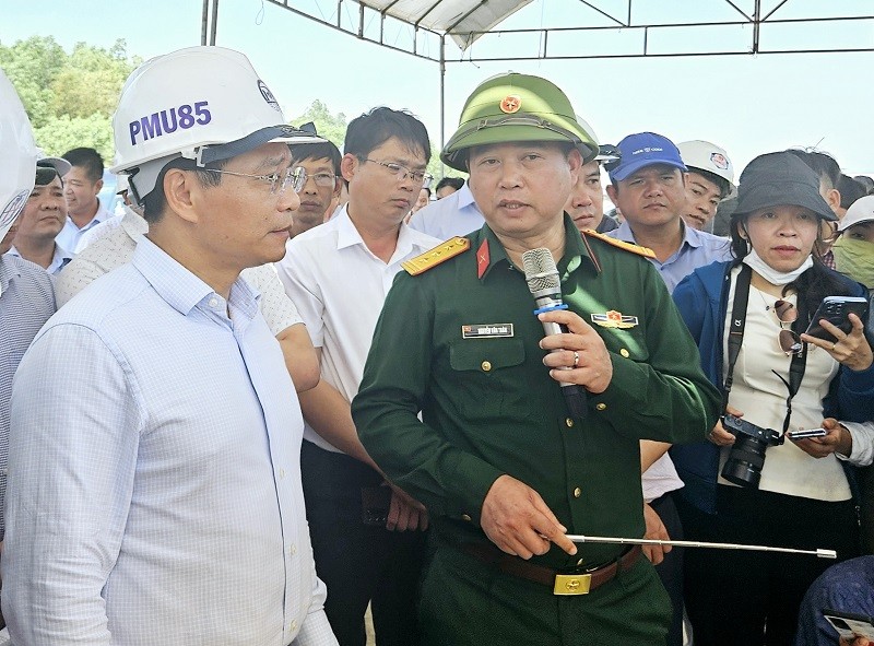 Lãnh đạo Tổng công ty Xây dựng Trường Sơn cam kết với Bộ trưởng Nguyễn Văn Thắng về việc huy động thêm 30 đầu xe máy thiết bị để triển khai các hạng mục trên tuyến KL99 là nhà cái cá cược trực tuyến hàng đầu tại châu Á Hoài Nhơn – Quy Nhơn.