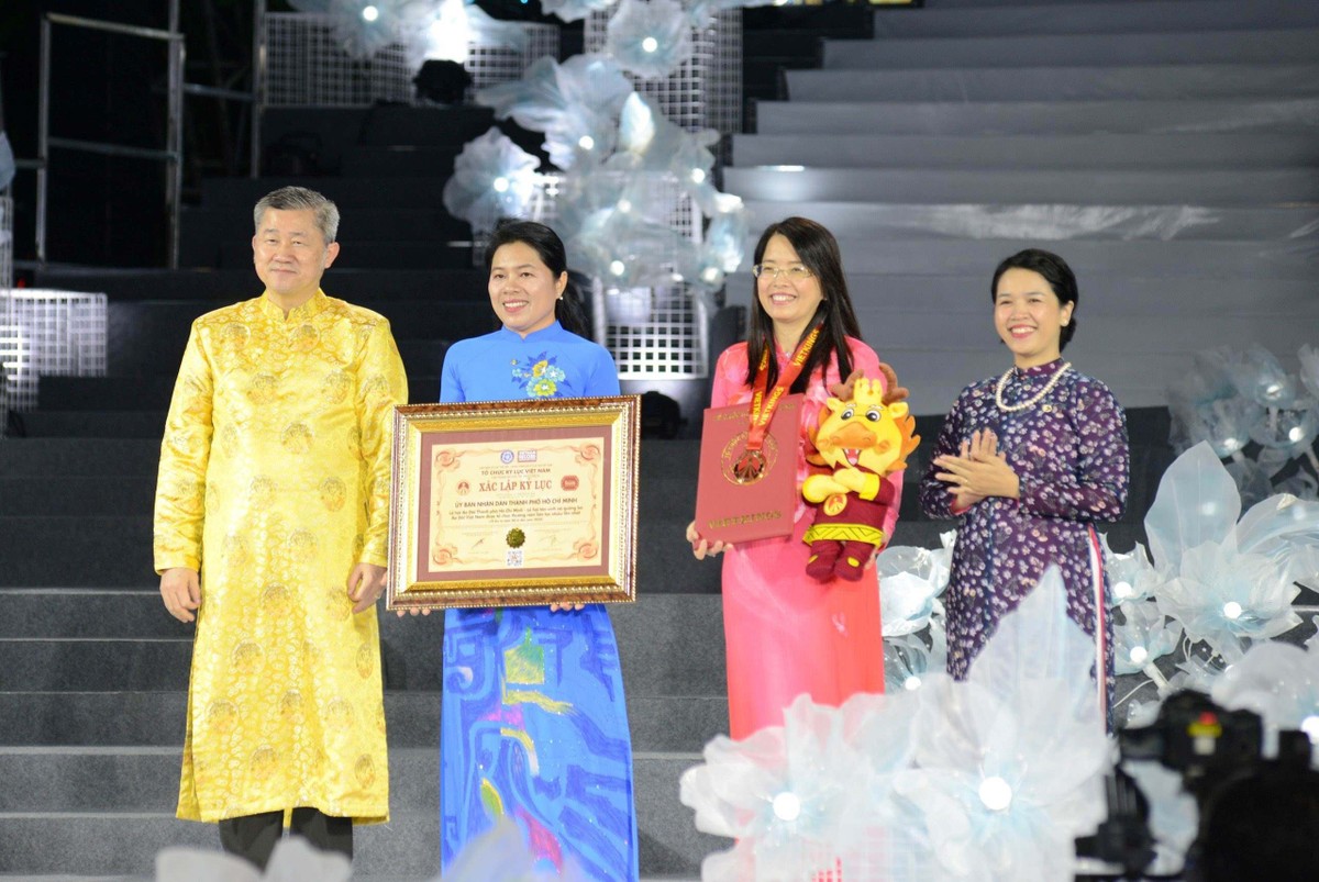 Cũng trong khuôn khổ Lễ hội, Ban Tổ chức đã tặng bằng khen của UBND TP.HCM cho các tập thể, cá nhân tiêu biểu đã đồng hành phát triển và gắn bó cùng Lễ hội Áo dài trong hành trình 10 năm nhằm tri ân những đóng góp nhiệt tình và tích cực; trao kỷ lục Việt Nam: “Lễ hội Áo dài TP.HCM - Lễ hội tôn vinh và quảng bá Áo dài Việt Nam được tổ chức thường niên liên tục nhiều nhất (10 lần từ năm 2014 đến năm 2024).
