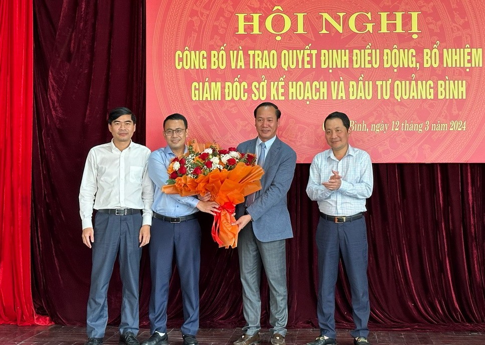 Các Phó giám đốc Sở Kế hoạch và Kl99ok phiên bản mới Quảng Bình tặng hoa chúc mừng ông Nguyễn Xuân Đạt.