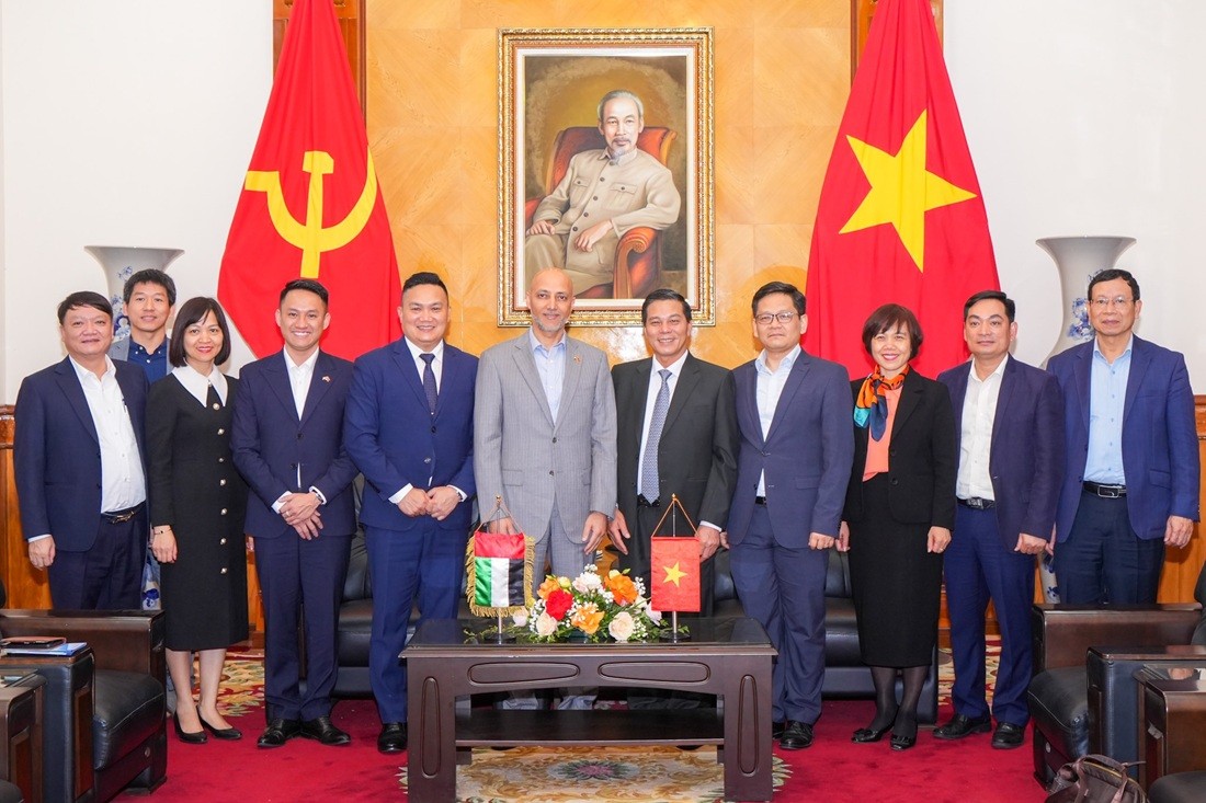 Ông Nguyễn Văn Tùng, Chủ tịch UBND TP. Hải Phòng và ngài Bader Abdulla Almatrooshi, Đại sứ đặc mệnh toàn quyền Các tiểu vương quốc Ả rập thống nhất (UAE) tại Việt Nam cùng các đại biểu.