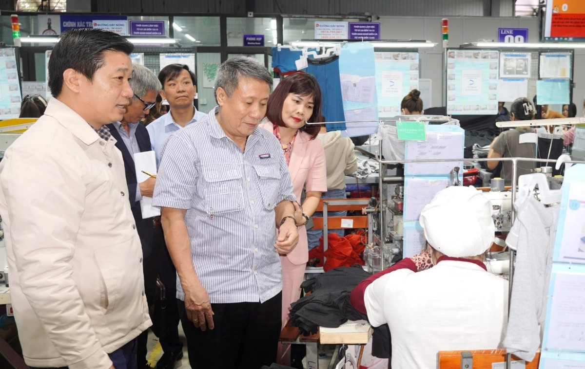 Phó chủ tịch Thường trực UBND tỉnh Quảng Trị Hà Sỹ Đồng kiểm tra hoạt động tại trụ sở tạm Nhà máy Kl994 nhà cái bóng đá world cup trang phục lót và hàng thể thao của Công ty Scavi Huế