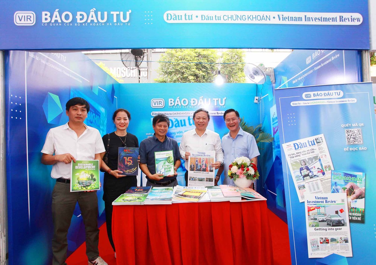 Ông Dương Anh Đức ( thứ hai, bên phải) Phó chủ tịch UBND TP.HCM và ông Trần Trọng Dũng ( giữa) Phó chủ tịch Hội Nhà báo Việt Nam phụ trách phía Nam rất ấn tượng với gian hàng của Báo Kl99ok phiên bản mới tại ngày hội.