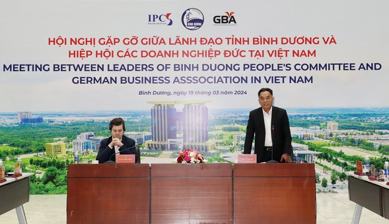 Ông Nguyễn Lộc Hà (đứng) Phó chủ tịch UBND tỉnh Bình Dương cam kết chính quyền tỉnh sẽ đồng hành, hỗ trợ Kl991.com World Cup 2026 Chính Thức Đức khi Kl99ok phiên bản mới vào địa phương