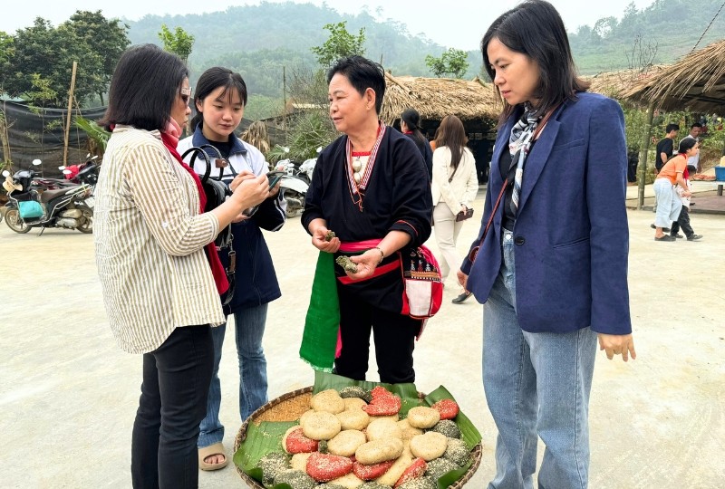 Các đại biểu thưởng thức bánh giầy của đồng bào Dao quần chẹt.