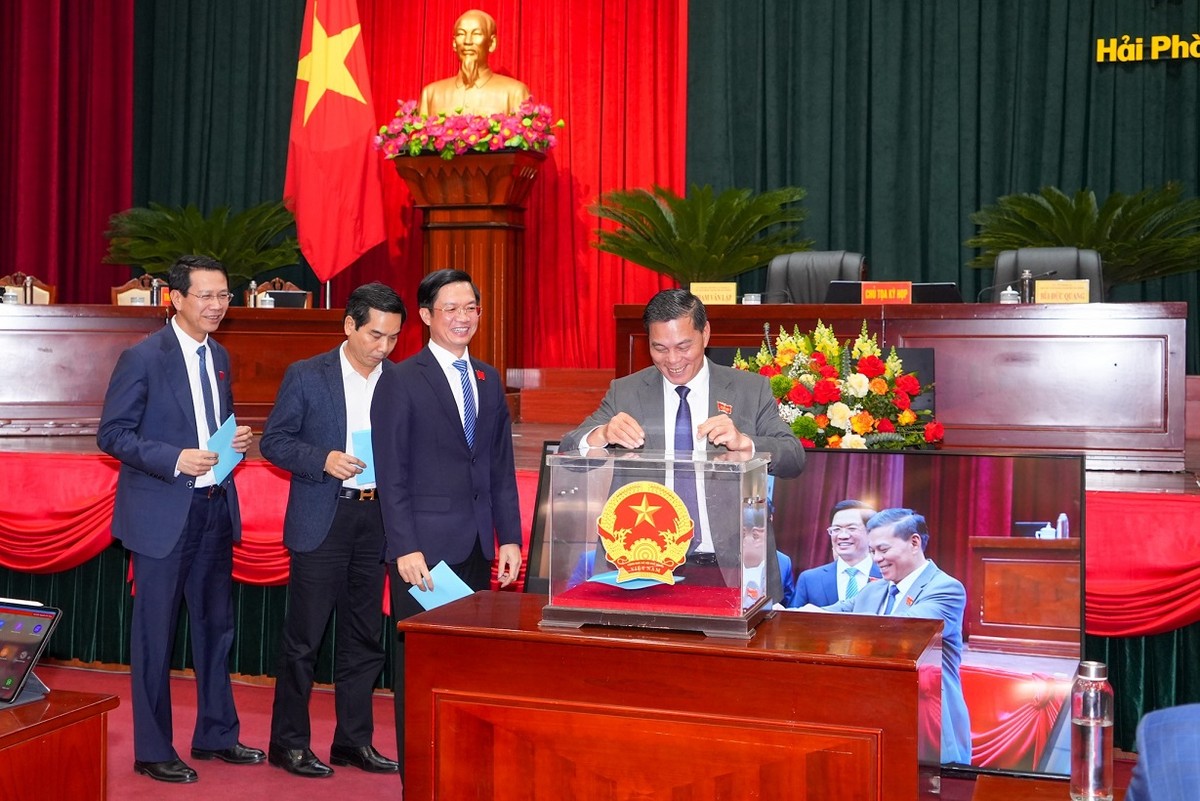 Các đại biểu bỏ phiếu bầu tại Kỳ họp. Các đại biểu bỏ phiếu bầu tại Kỳ họp.