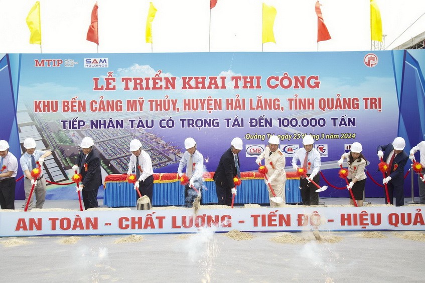 Các đại biểu thực hiện nghi thức bắt đầu triển khai dự án.