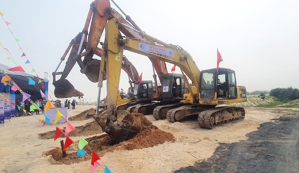 Nhà thầu đã chuyển các phương tiện, máy móc đến hiện trường dự án để bắt đầu thi công trên thực địa.