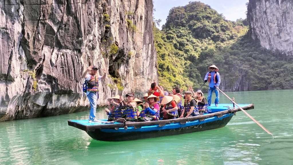 Du khách Hàn Quốc tham quan hang Luồn trên vịnh Hạ Long. Nguồn: Quảng Ninh Portal