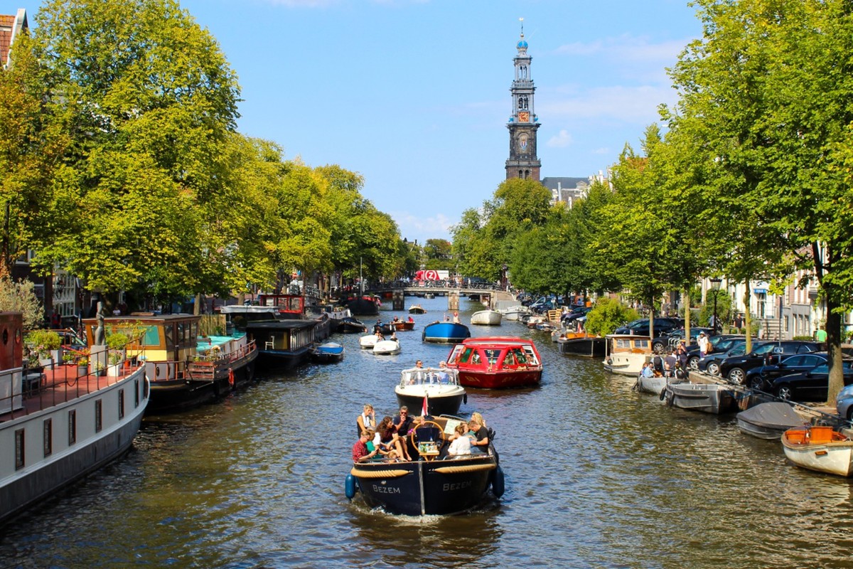 Một góc thủ đô Amsterdam (Hà Lan) ven sông thu hút hàng triệu du khách mỗi năm.