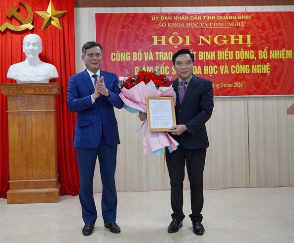 Chủ tịch UBND tỉnh Quảng Bình Trần Thắng trao quyết định Giám đốc Sở KH&amp;CN cho ông Nguyễn Trần Quang