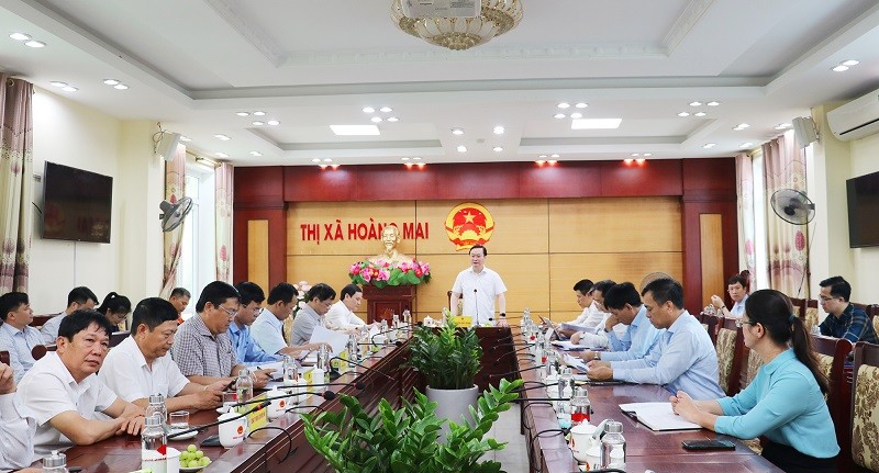 Chủ tịch UBND tỉnh làm việc với các sở, ban ngành địa phương, chủ Kl99ok phiên bản mới dự án tại TX Hoàng Mai về tiến độ thi công.