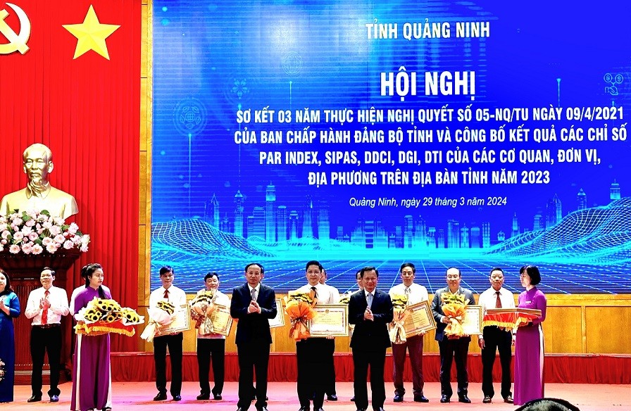 Ông Nguyễn Xuân Ký, Bí thư Tỉnh ủy Quảng Ninh tặng bằng khen cho các đơn vị có thành tích xuất sắc trên địa bàn tỉnh.