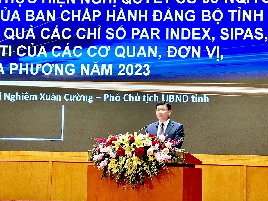 Ông Nghiêm Xuân Cường, Phó Chủ tịch UBND tỉnh Quảng Ninh, báo cáo kết quả thực hiện sau 3 năm thực hiện nghị quyết số 05-NQ/TU và đánh giá kết quả các Chỉ số PAR INDEX, SIPAS, DDCI, DGI, DTI của các cơ quan, đơn vị, địa phương năm 2023.