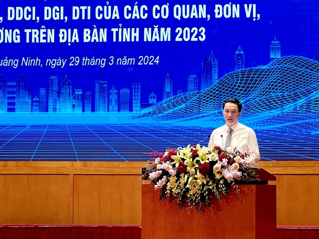 Ông Nguyễn Mạnh Cường, Giám đốc Sở kế hoạch và Kl99ok phiên bản mới tỉnh Quảng Ninh tham gia tham luận tại hội nghị.