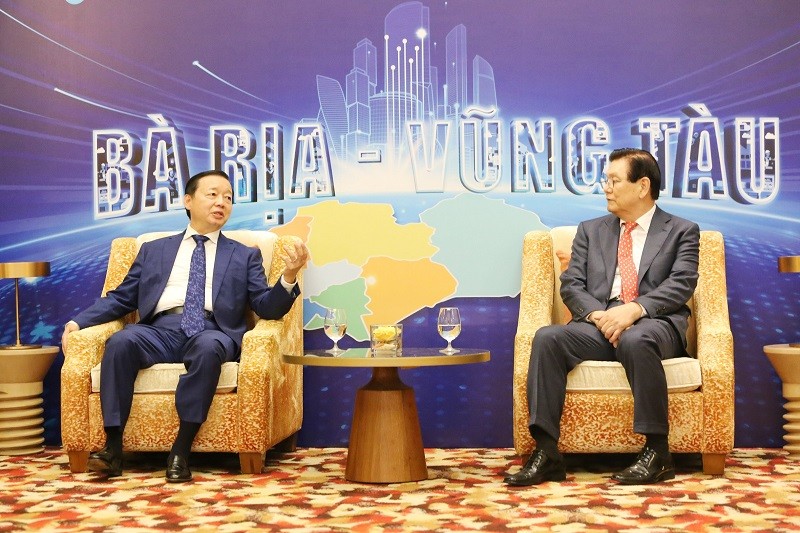 Phó Thủ tướng Trần Hồng Hà (bên trái) trao đổi với nhà Kl99ok phiên bản mới đến dự hội nghị công bố quy hoạch tỉnh Bà Rịa - Vũng Tàu