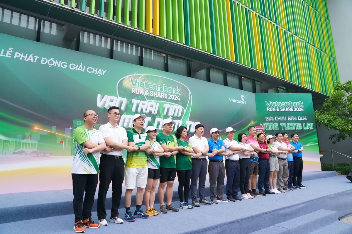 Đại diện Ban lãnh đạo Vietcombank cùng các đại biểu và VĐV chụp hình lưu niệm, thể hiện tinh thần kết nối của giải chạy “Vietcombank Run &amp; Share: Vạn trái tim - Một niềm tin”.