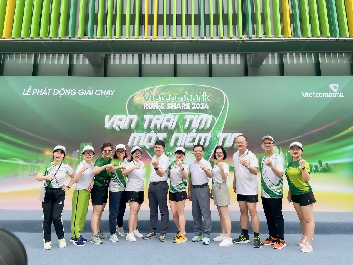 Đại diện Ban lãnh đạo Vietcombank cùng các đại biểu và VĐV chụp hình tại lễ phát động, thể hiện tinh thần quyết tâm chinh phục các cự ly của giải chạy “Vietcombank Run &amp; Share: Vạn trái tim - Một niềm tin”