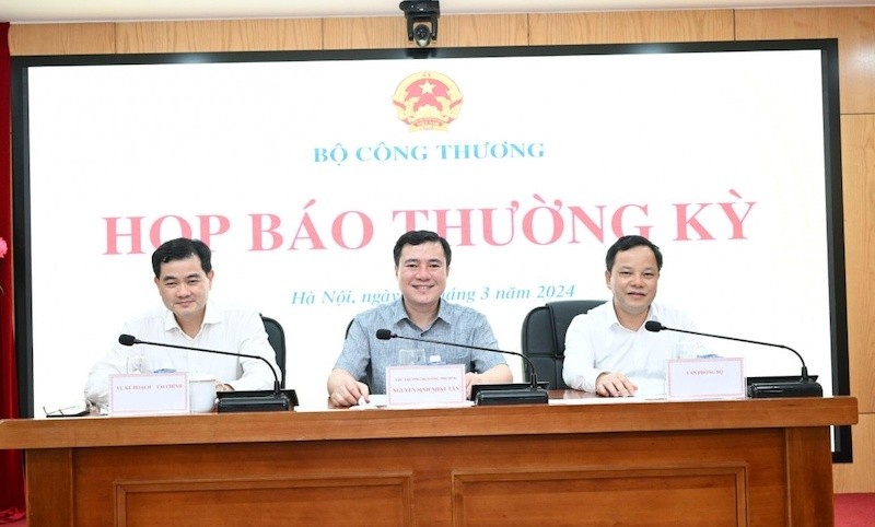 Thứ trưởng Nguyễn Sinh Nhật Tân tại họp báo. Thứ trưởng Nguyễn Sinh Nhật Tân tại họp báo.