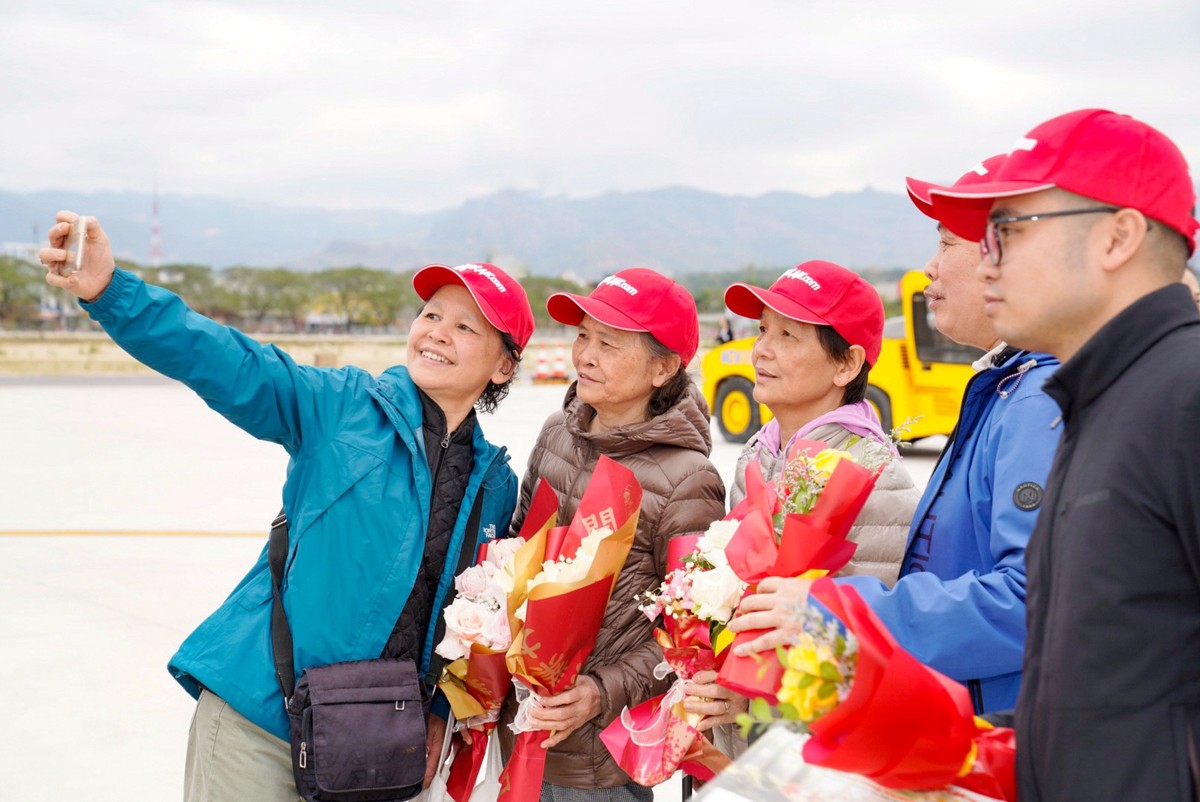 Những hành khách trong chuyến bay đầu tiên của Vietjet kết nối Hà Nội với Điện Biên trong dịp kỷ niệm 70 năm Chiến thắng Điện Biên Phủ - Ảnh: TL Những hành khách trong chuyến bay đầu tiên của Vietjet kết nối Hà Nội với Điện Biên trong dịp kỷ niệm 70 năm Chiến thắng Điện Biên Phủ - Ảnh: TL