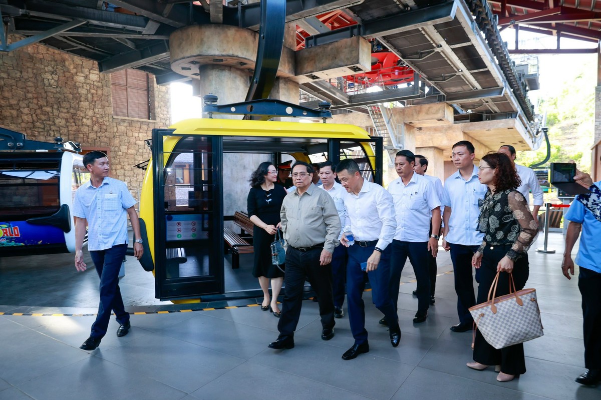Thủ tướng khảo sát dự án cáp treo Hòn Thơm – tuyến cáp treo 3 dây dài nhất thế giới, nối từ phường An Thới qua các đảo Hòn Dừa, Hòn Rỏi tới đảo Hòn Thơm. Ảnh: Nhật Bắc