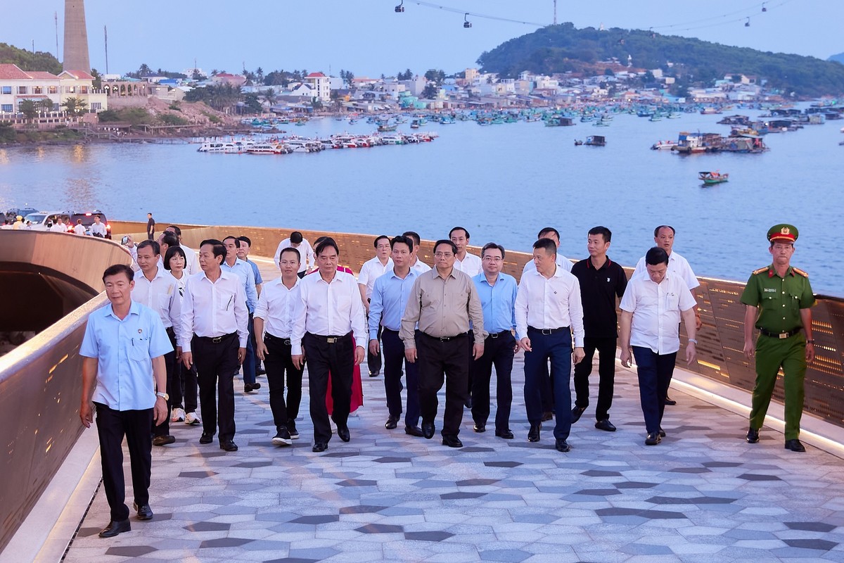 Thủ tướng cùng đoàn công tác khảo sát Cầu Hôn - công trình biểu tượng mới của du lịch Phú Quốc Ảnh: Minh Khánh