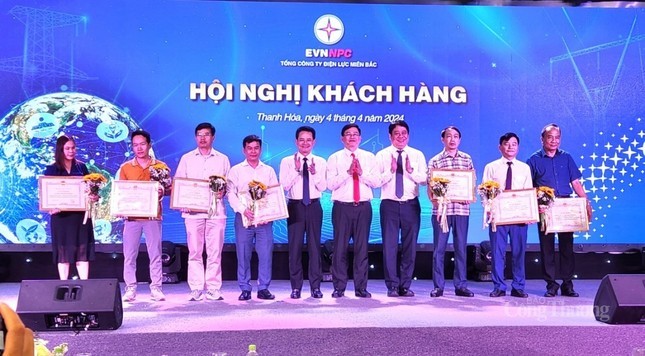 Tổng giám đốc EVN Nguyễn Anh Tuấn (thứ 4 từ phải sang) và Tổng giám đốc EVNNPC Nguyễn Đức Thiện (thứ 5 từ trái sang) trao khen thưởng các khách hàng tiêu biểu trong công tác điều chỉnh phụ tải (DR) và tiết kiệm điện năm 2023