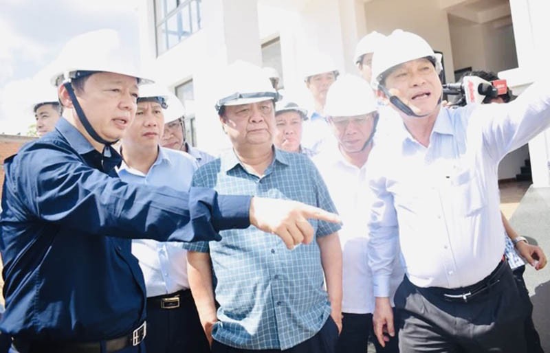 Phó Thủ tướng Trần Hồng Hà (bìa trái) và lãnh đạo Bộ NN&amp;PTNT, tỉnh Tiền Giang khảo sát các công trình thủy lợi tại vùng ven biển Tiền Giang