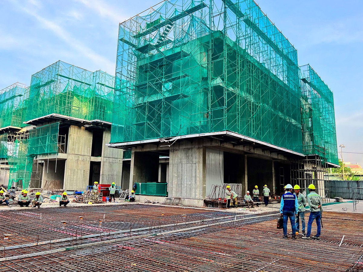 Nhiều dự án ở vùng phụ cận TP.HCM đang tăng tốc xây dựng. Ảnh: Lê Toàn