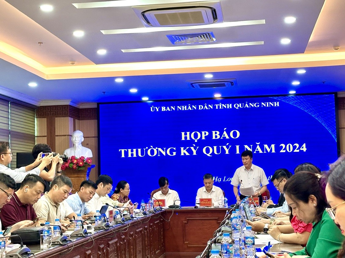 Ông Nguyễn Ngọc Sơn, Phó chủ tịch UBND TP Hạ Long thông tin về các chuỗi hoạt động văn hóa, thể thao, du lịch dịp lễ 30/4 - 1/5. Ảnh: Quỳnh Nga