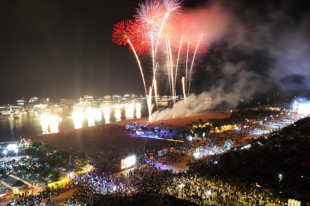 Màn bắn pháo hoa ấn tượng tại Carnaval Hạ Long 2023 thu hút đông đảo người dân và du khách. Nguồn: Quảng Ninh Portal