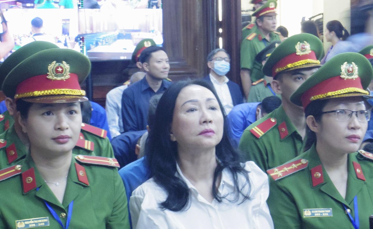 Bị cáo Trương Mỹ Lan, sáng 11/4. Trước đó, Viện kiểm sát đề nghị HĐXX tuyên phạt bị cáo Lan mức án 19-20 năm tù về tội đưa hối lộ; 19-20 năm tù về tội vi phạm quy định về cho vay trong hoạt động của các tổ chức tín dụng; tử hình về tội Tham ô 99Kl.app cổng game giải trí. Tổng hợp hình phạt bị cáo bị đề nghị là tử hình.