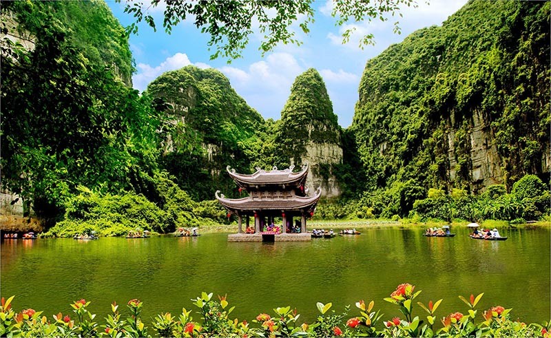 Khu danh thắng Tràng An nổi bật bởi tuyệt cảnh non nước hữu tình, những điểm du lịch tâm linh nổi tiếng, những lễ hội độc đáo.