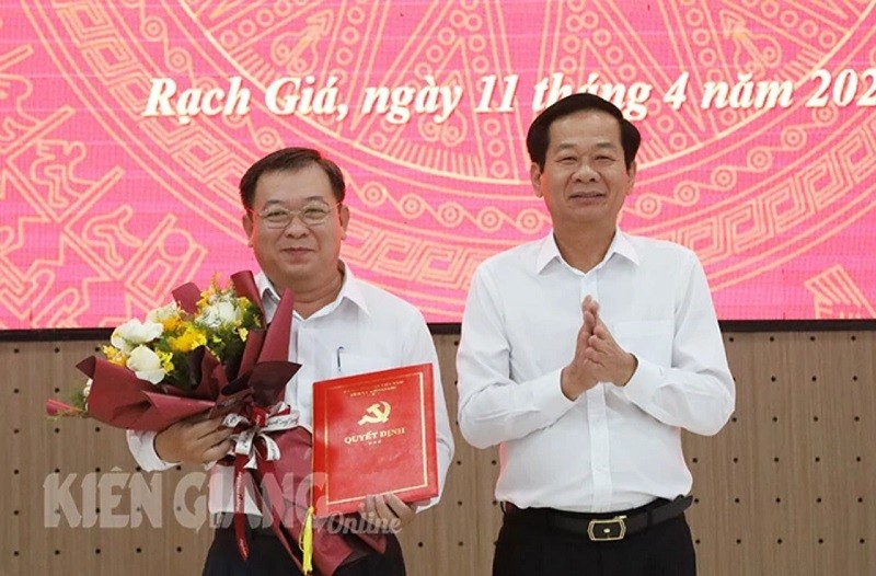 Bí thư Tỉnh ủy Kiên Giang Đỗ Thanh Bình trao quyết định, tặng hoa chúc mừng ông Lê Thanh Việt. Nguồn: baokiengiang.vn