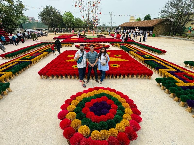 Làng nghề tăm hương Quảng Phú Cầu thu hút đông đảo khách du lịch trong nước và quốc tế. (Ảnh: Nguyễn Linh)