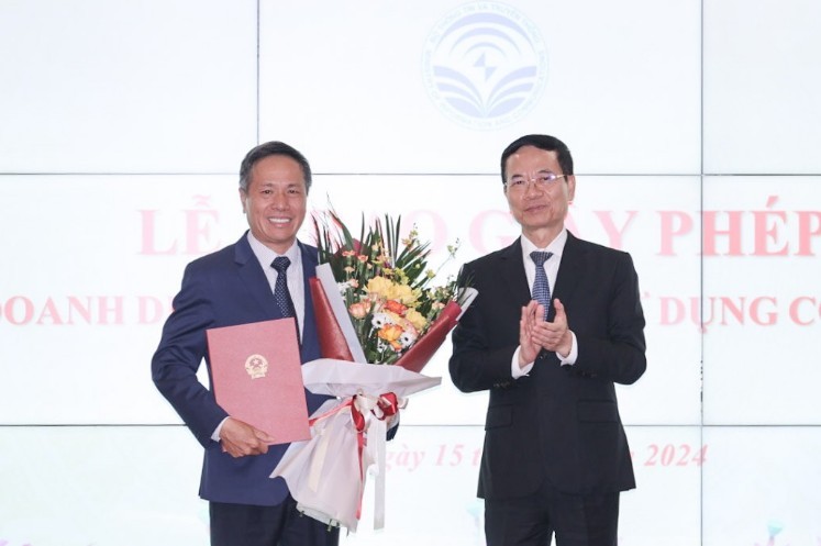 Bộ trưởng Nguyễn Mạnh Hùng trao giấy phép cho ông Tô Dũng Thái, Chủ tịch VNPT.