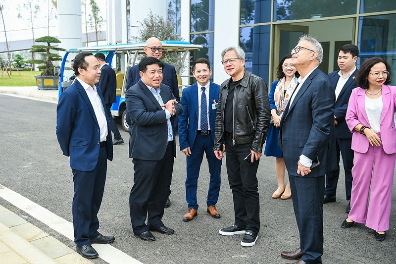 Bộ trưởng Bộ Kế hoạch và Kl99ok phiên bản mới Nguyễn Chí Dũng (thứ hai từ trái sang) giới thiệu với Chủ tịch NVIDIA Jensen Huang về Trung tâm Đổi mới sáng tạo Quốc gia (NIC) tại Hòa Lạc hồi tháng 12/2023. (Ảnh: MPI)